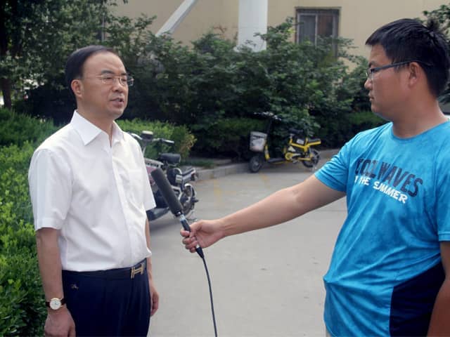 山東天意機械董事長劉洪彬作為基層共產(chǎn)黨員，今天接受了當(dāng)?shù)赜浾叩牟稍L