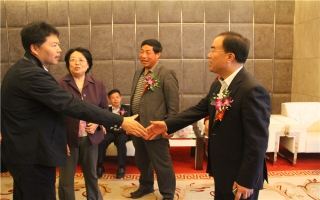 國家發(fā)展改革委資源節(jié)約與環(huán)境保護(hù)司牛波處長（和劉總握手）、全國墻材革新工作委員會(huì)會(huì)長滕軍力（女士）