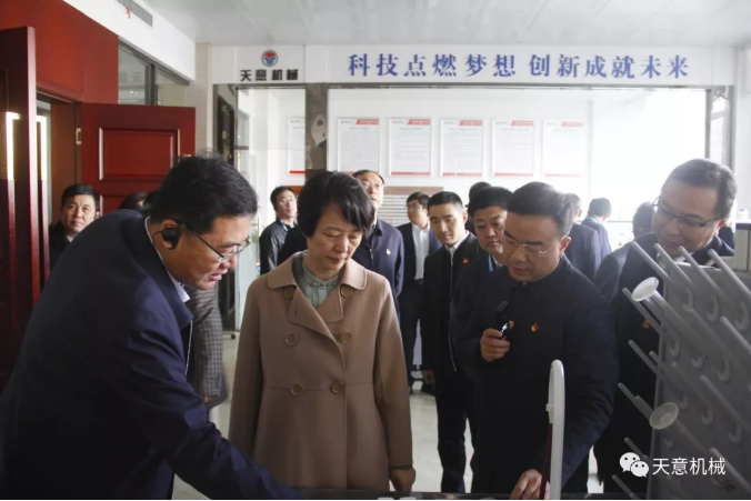 濟(jì)寧市委常委、組織部部長孔凡萍帶領(lǐng)全市“兩新”組織黨建工作現(xiàn)場觀摩團(tuán)蒞臨天意機(jī)械調(diào)研指導(dǎo)